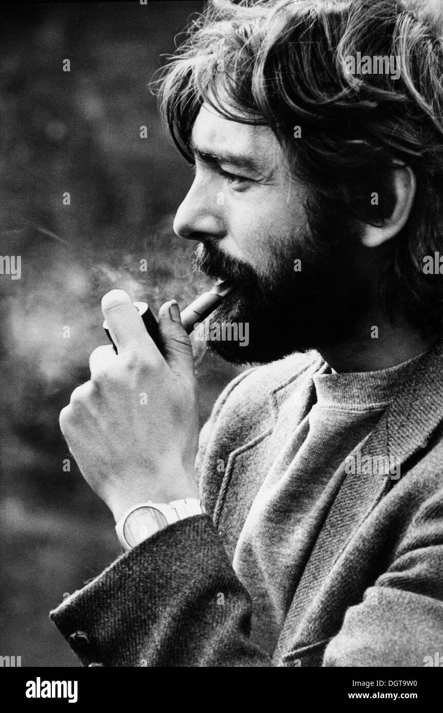 Giovane uomo di fumare una tubazione, Germania orientale, circa 1984 Foto Stock
