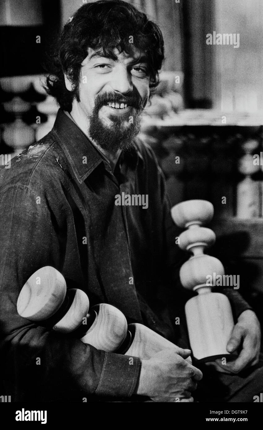 Scultore holding tornita portacandele, DDR, Germania est circa 1976 Foto Stock