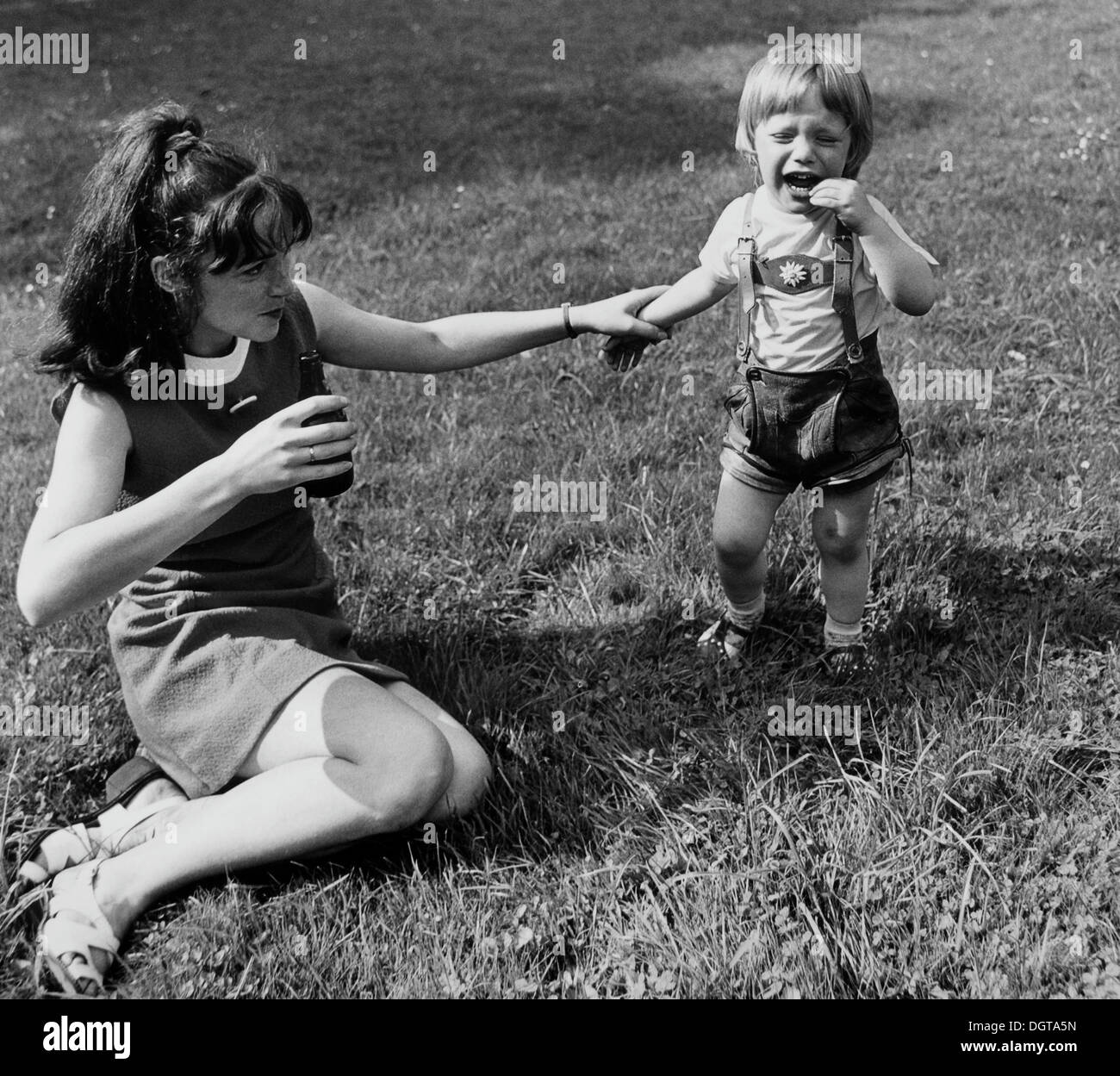 Donna con 5-anno-vecchio figlio, circa 1974, Lipsia, REPUBBLICA DEMOCRATICA TEDESCA, la Germania orientale, Europa Foto Stock
