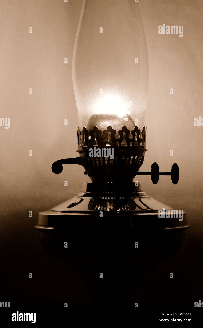 Il vecchio olio di paraffina/lampada dando dim off luce con una fresca tonalità seppia. Foto Stock