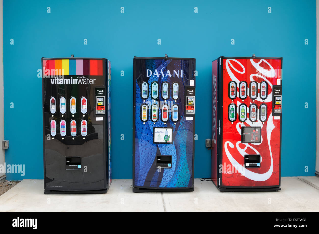 Tre distributori automatici contro una parete di blu. Foto Stock