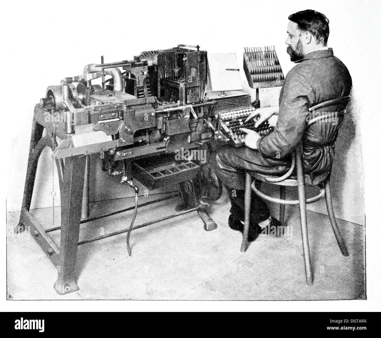Utilizzando l'impostazione moderna macchina, illustrazione storico dall'anno libro di arte moderna in Master xilografie, 1900 Foto Stock