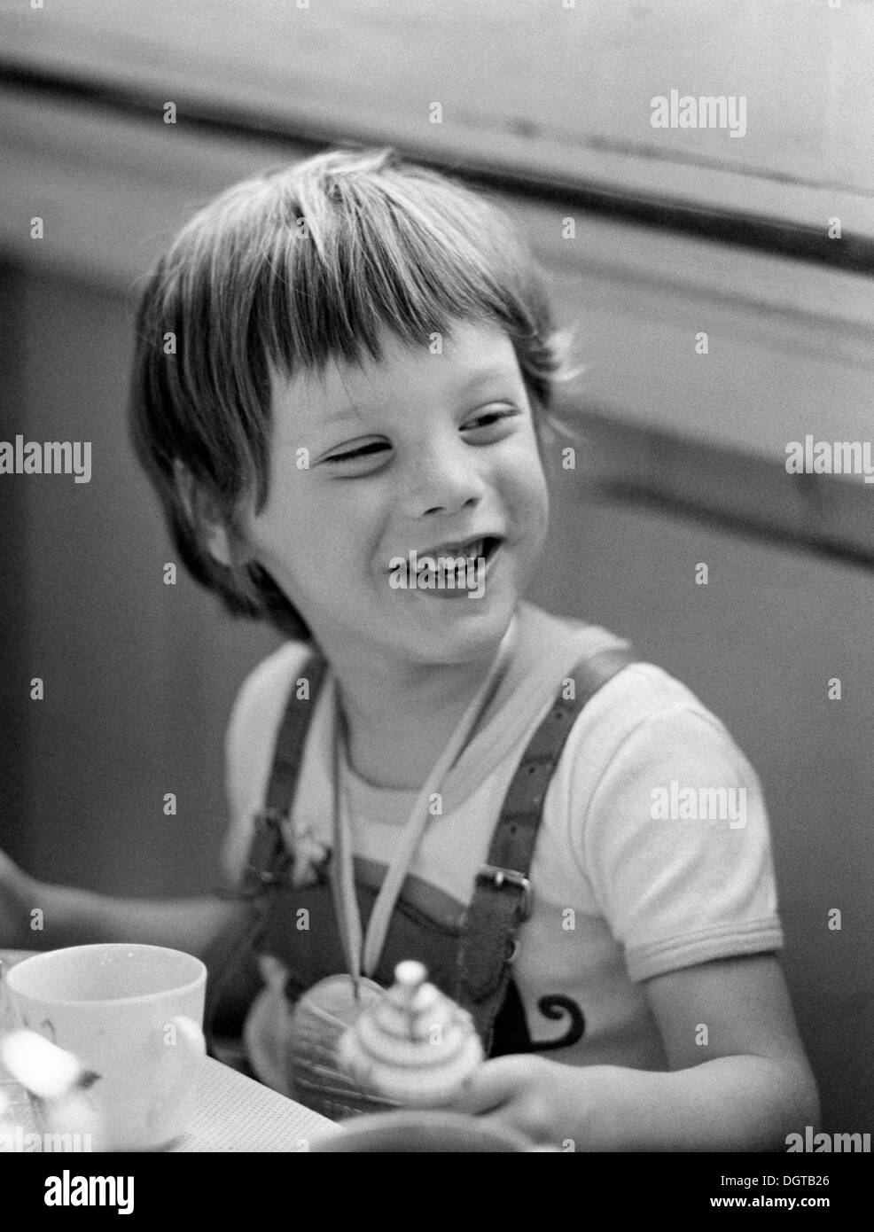 Cinque-anno-vecchio ragazzo, ritratto, Leipzig, Germania orientale, storico ancora intorno 1976 Foto Stock