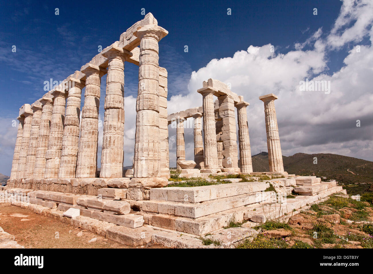 Il tempio di Poseidone a Capo Sounion, costruito circa 400 BC, ora un fiorito parco nazionale. La Grecia. Foto Stock