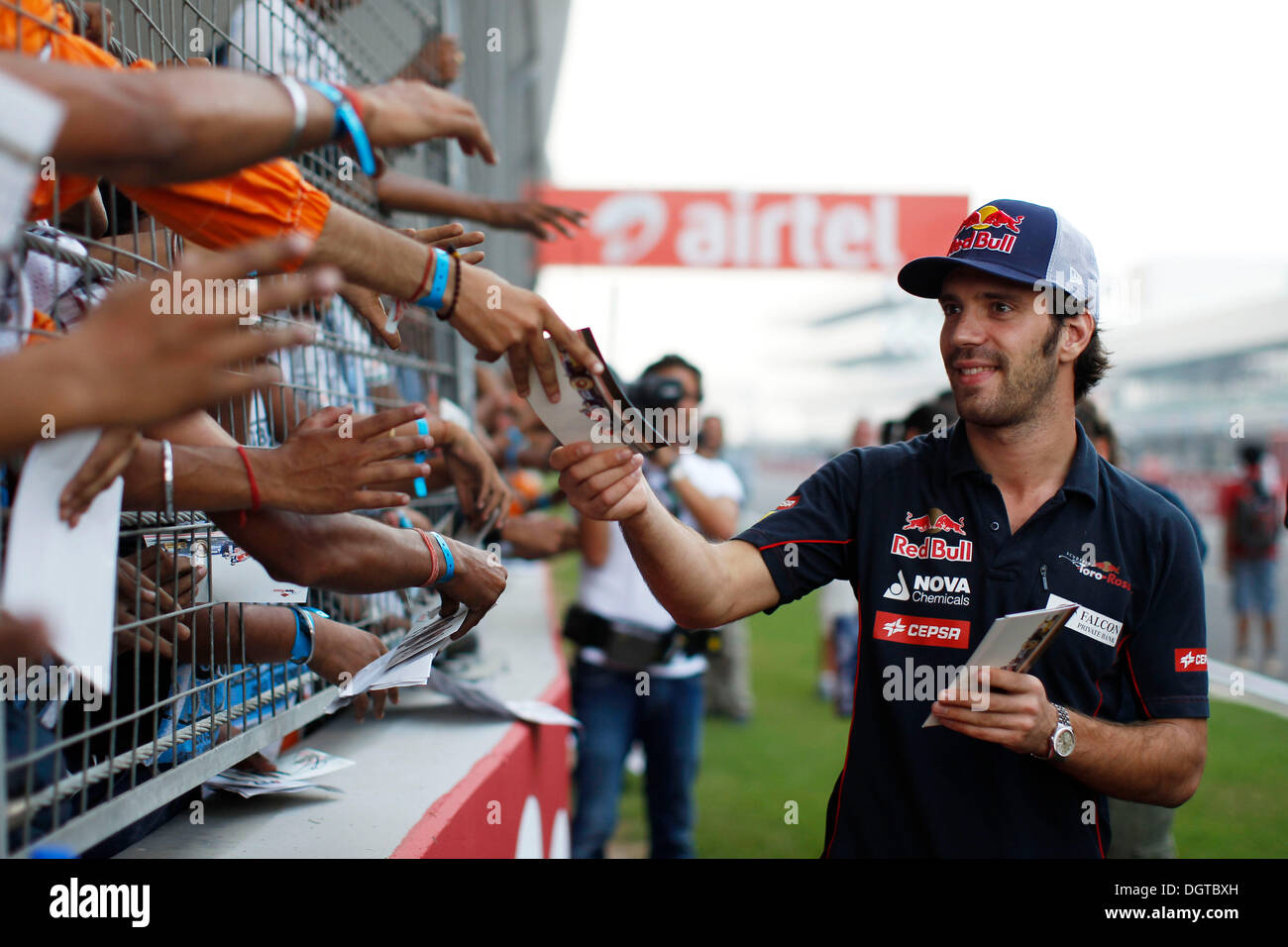 Maggiore noida, India. 25 ott 2013. Motorsports: FIA Formula One World Championship 2013, il Grand Prix di India, #18 Jean-Eric Vergne (FRA, la Scuderia Toro Rosso), Credit: dpa picture alliance/Alamy Live News Foto Stock