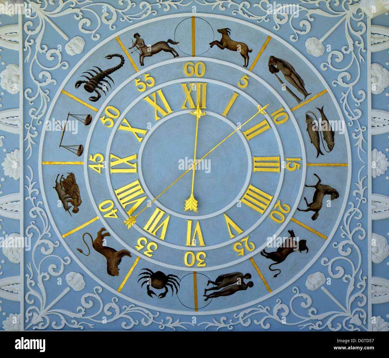 Orologio Astrologico su Schloss Woerlitz Palace, Woerlitz Park, Parco di Wörlitzer, Dessau-Wörlitz, Sassonia-Anhalt, Germania Foto Stock