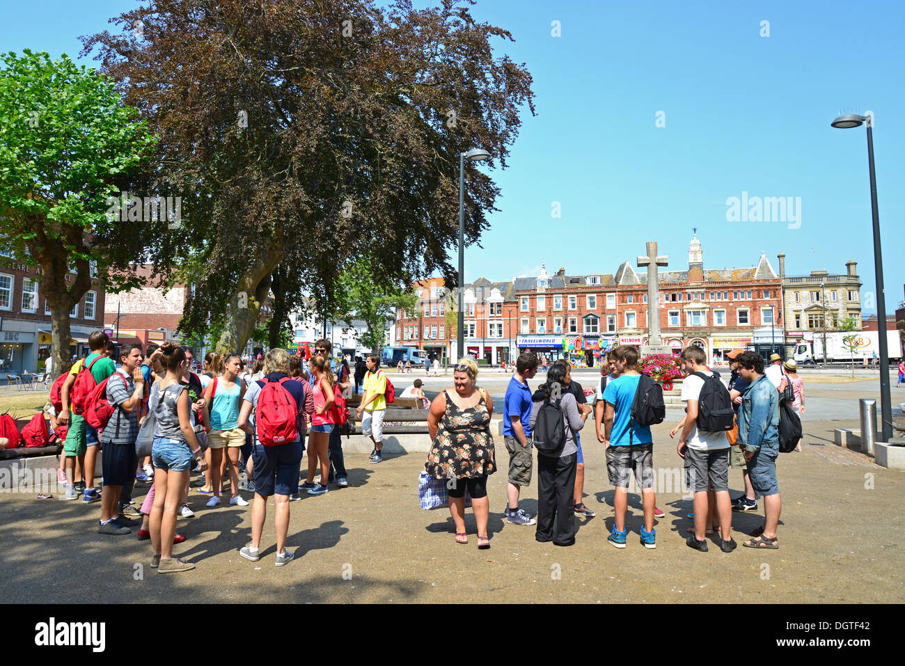 Gruppo di studenti di scuole francesi nello Strand, Exmouth, Devon, Inghilterra, Regno Unito Foto Stock