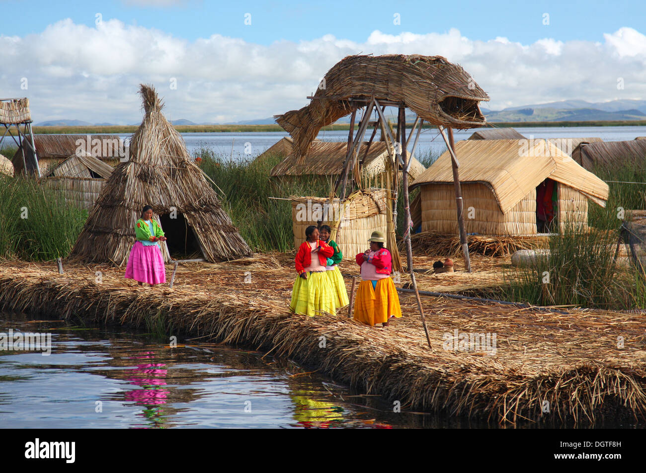 Il villaggio galleggiante di Uros sul lago Titicaca in Perù Foto Stock