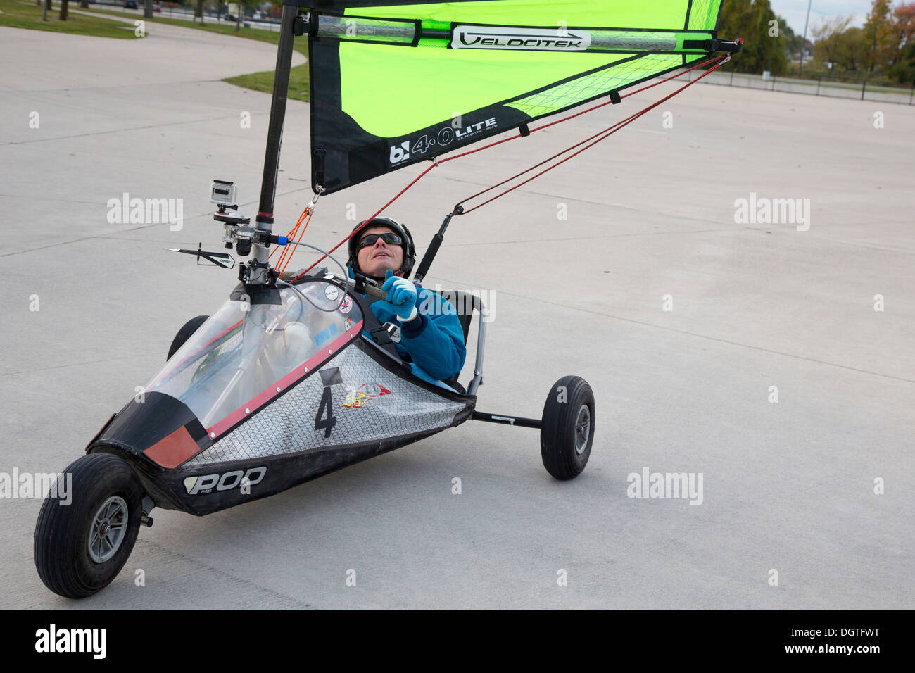 Detroit, Michigan - un uomo vele il suo tre ruote di Blokart in una area di parcheggio su Belle Isle, a Detroit il parco della città. Foto Stock