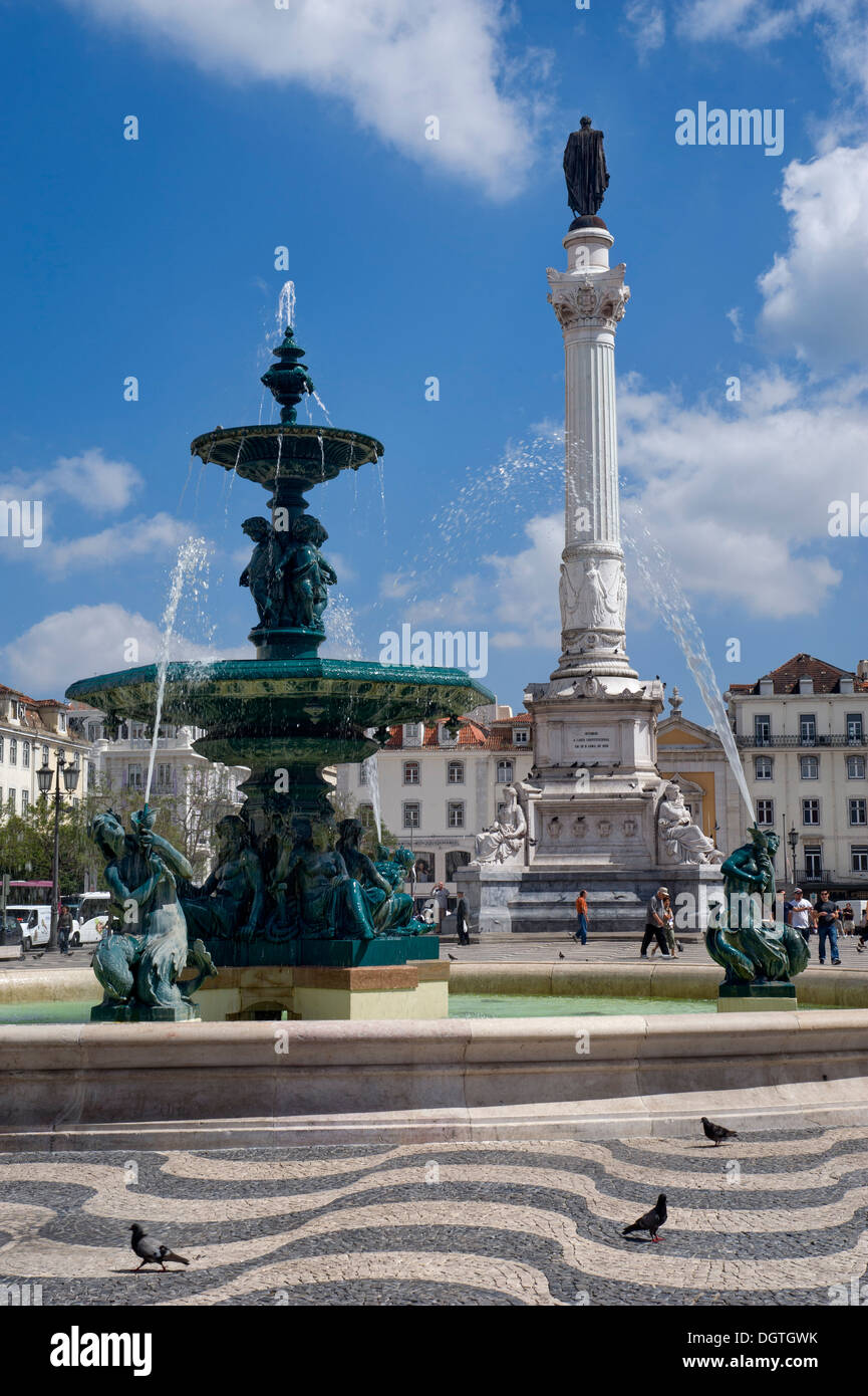 Il Portogallo; Lisbona; piazza Rossio; Praca de Dom Pedro IV; una fontana barocca e la colonna e la statua di Dom Pedro IV Foto Stock