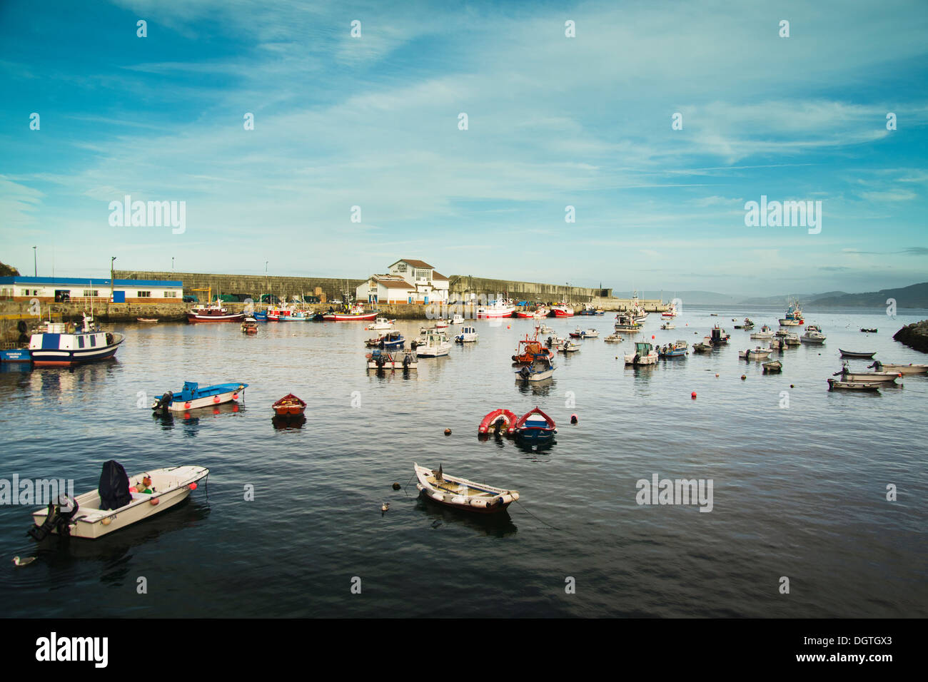 A Muxia Harbour View al tramonto. La Galizia (Spagna) Foto Stock