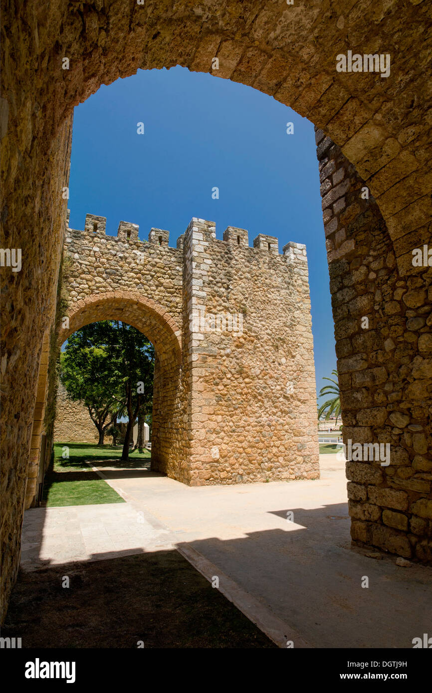 Il Portogallo, Lagos, arcate nelle mura della città, il castello di Lagos Foto Stock