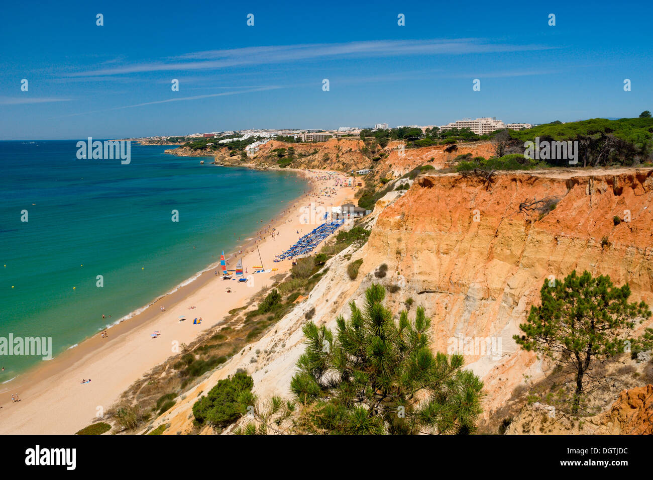 Il Portogallo, Algarve, Praia da Falésia Beach vicino al Sheraton, mostrando il Riu Palace Hotel Foto Stock
