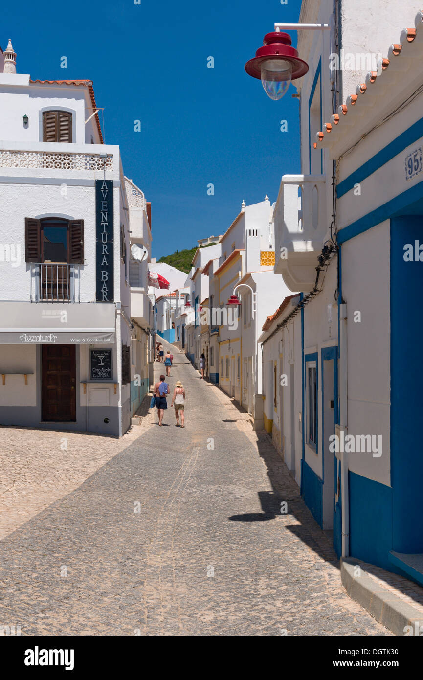 Il Portogallo, il West Algarve, salpe village street Foto Stock
