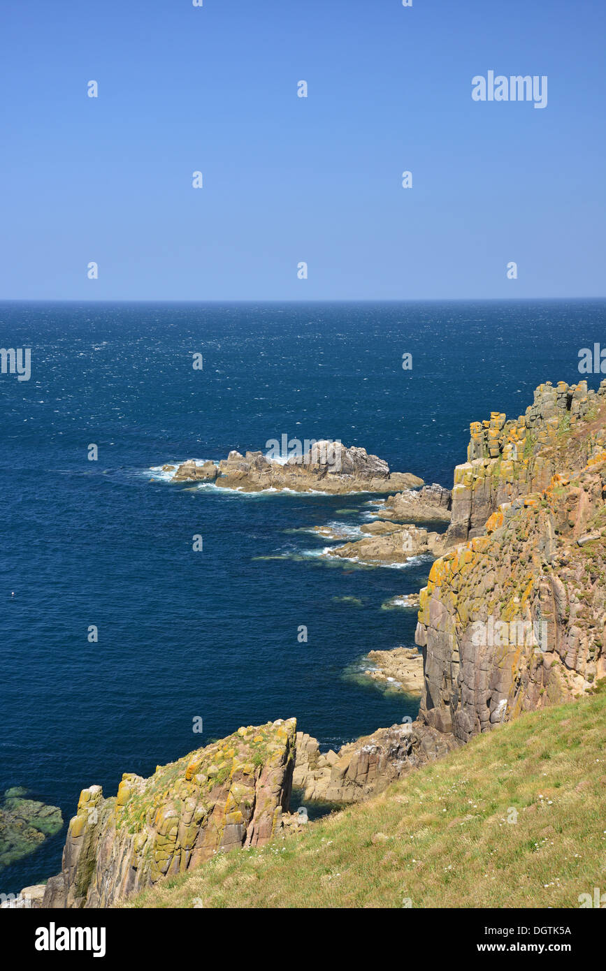 Coste rocciose a Land's End, penisola di Penwith, Cornwall, England, Regno Unito Foto Stock