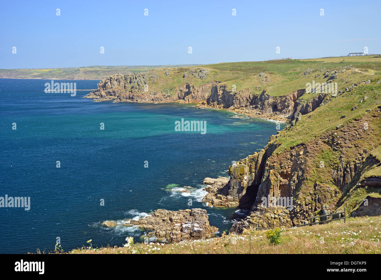 Coste rocciose a Land's End, penisola di Penwith, Cornwall, England, Regno Unito Foto Stock