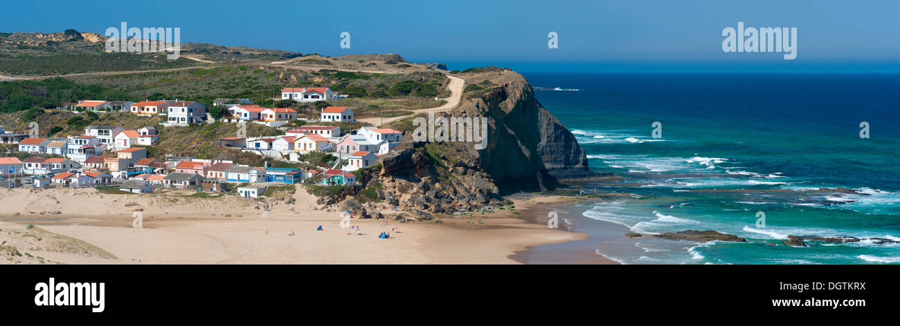 Il Portogallo, Algarve, della costa ovest del villaggio di pesca di Monte Clerigo, la Costa Vicentina e Sudoeste Alentejano Foto Stock