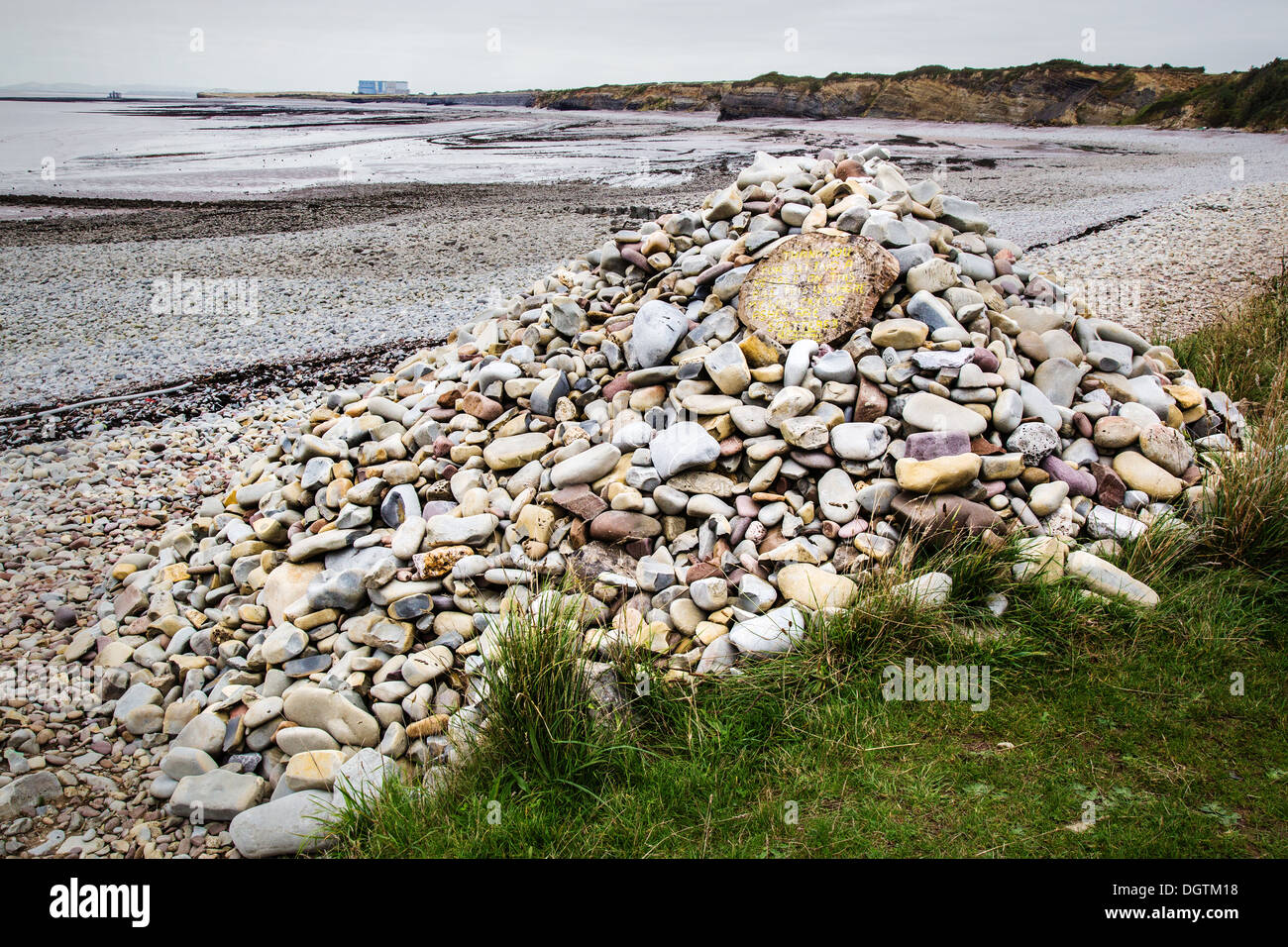 Rock cairn memorial vicino Lilstock sulla Somerset riva del Severn Estuary vicino a Hinkley Point dedicato ai cari defunti Foto Stock