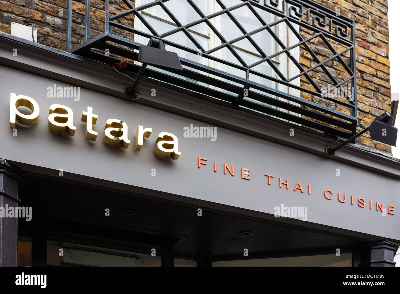 Patara restaurant sign, Fulham Road, Londra Foto Stock