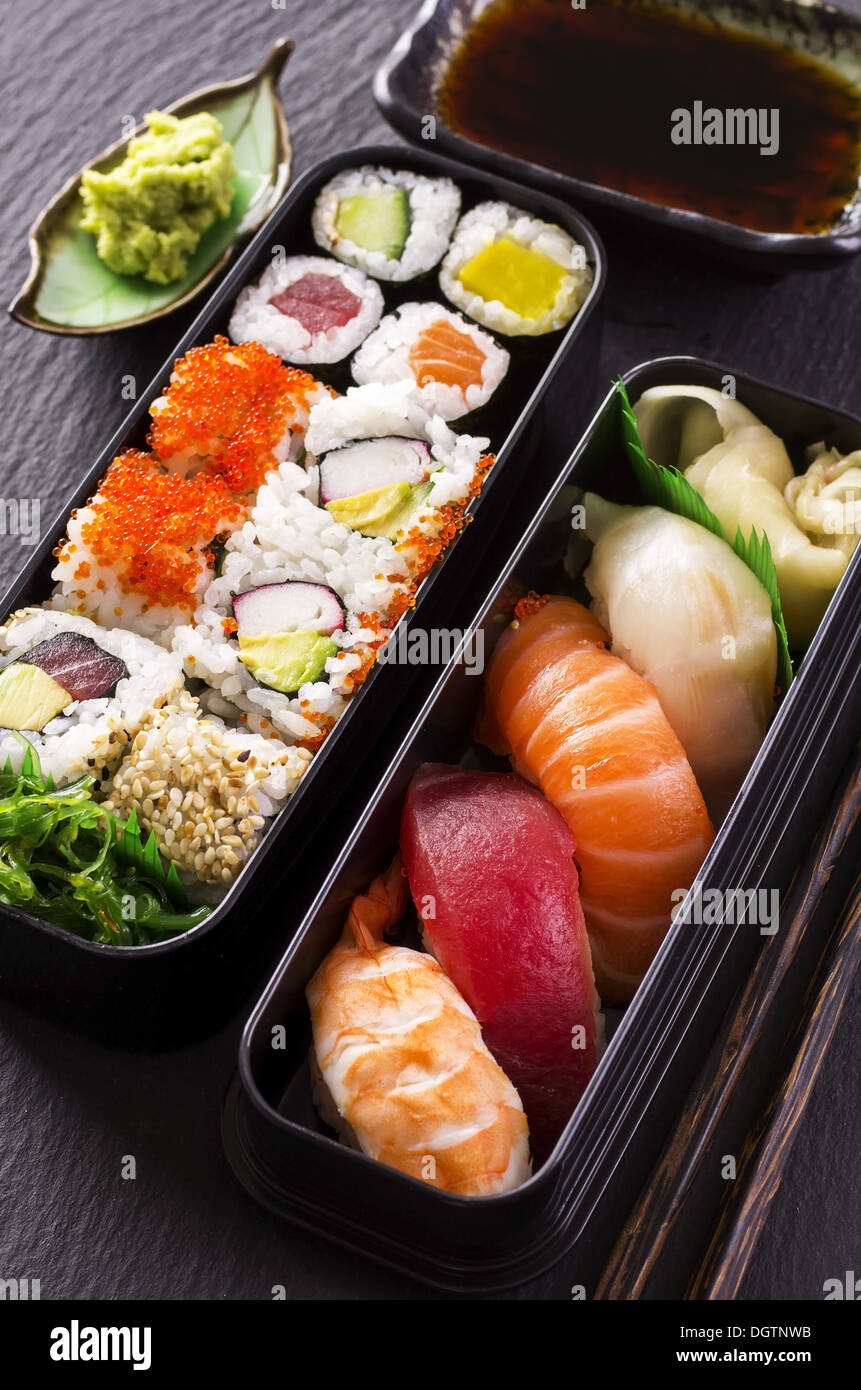 Scatola di Bento con sushi e rotoli Foto Stock