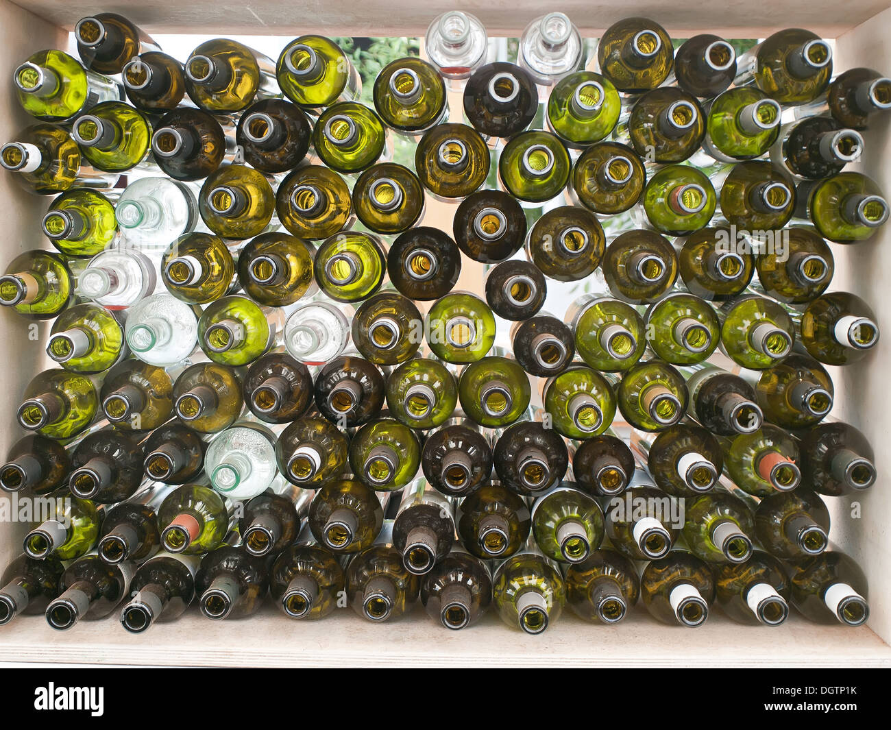 Pila assortiti di svuotare le bottiglie di vino Foto Stock