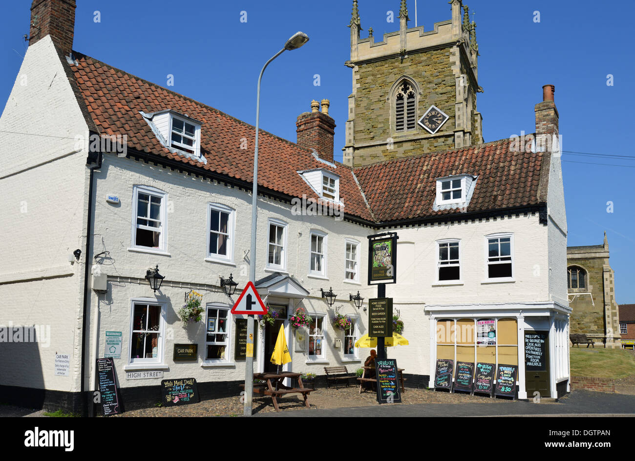 Il George Inn e St Wilfrid chiesa Parrocchiale, High Street, Alford, Lincolnshire, England, Regno Unito Foto Stock