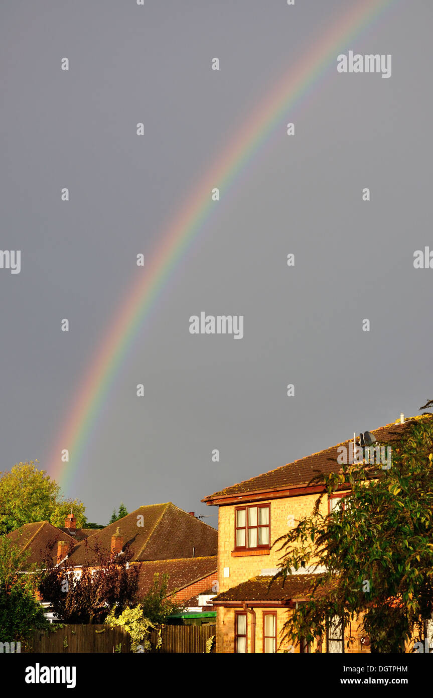 Rainbow su case, Stanwell Moor, Surrey, England, Regno Unito Foto Stock