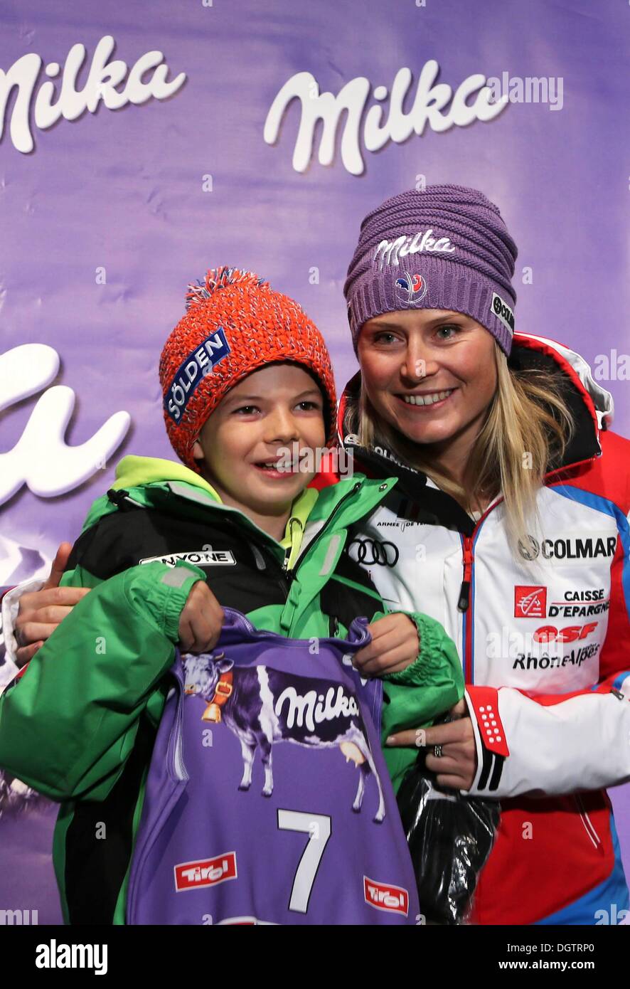 Soelden, Austria. 25 ott 2013. L'inizio della Professional FIS SKI stagione. Slalom gigante femminile per il numero di inizio assegnazione. Tessa Worley fra credito: Azione Sport Plus/Alamy Live News Foto Stock