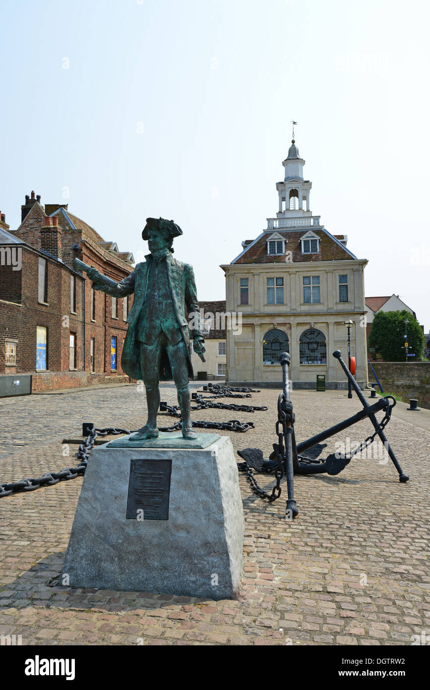 Il capitano George Vancouver statua dal XVII secolo Custom House, Hereford Quay, King's Lynn, Norfolk, Inghilterra, Regno Unito Foto Stock