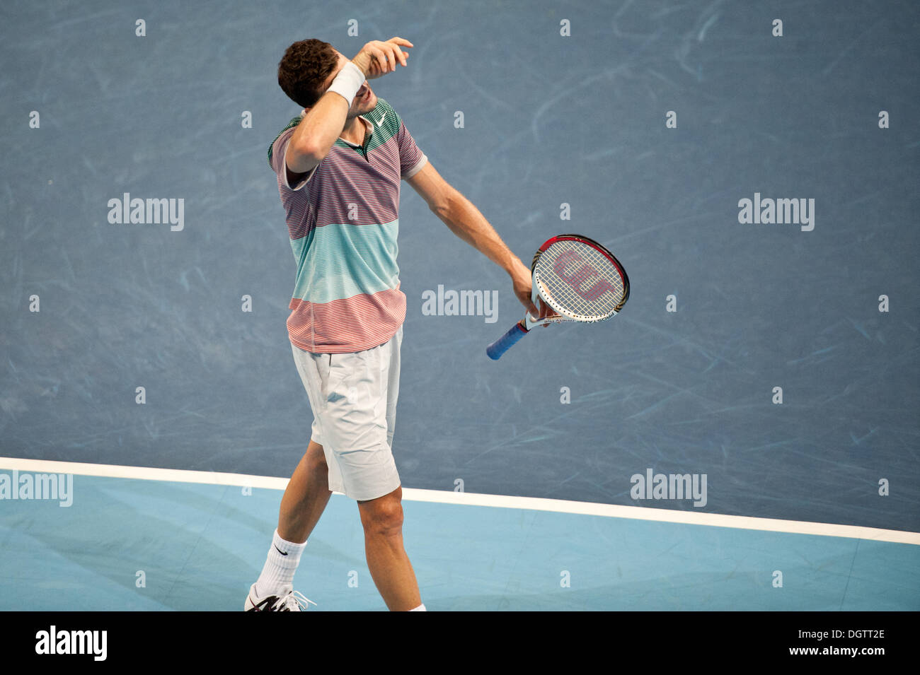 Basel, Svizzera. 25 ott 2013. Grigor Dimitrov (BUL) deluso durante una partita dei quarti di finale della Swiss interni a St. Jakobshalle venerdì. Foto: Miroslav Dakov/ Alamy Live News Foto Stock