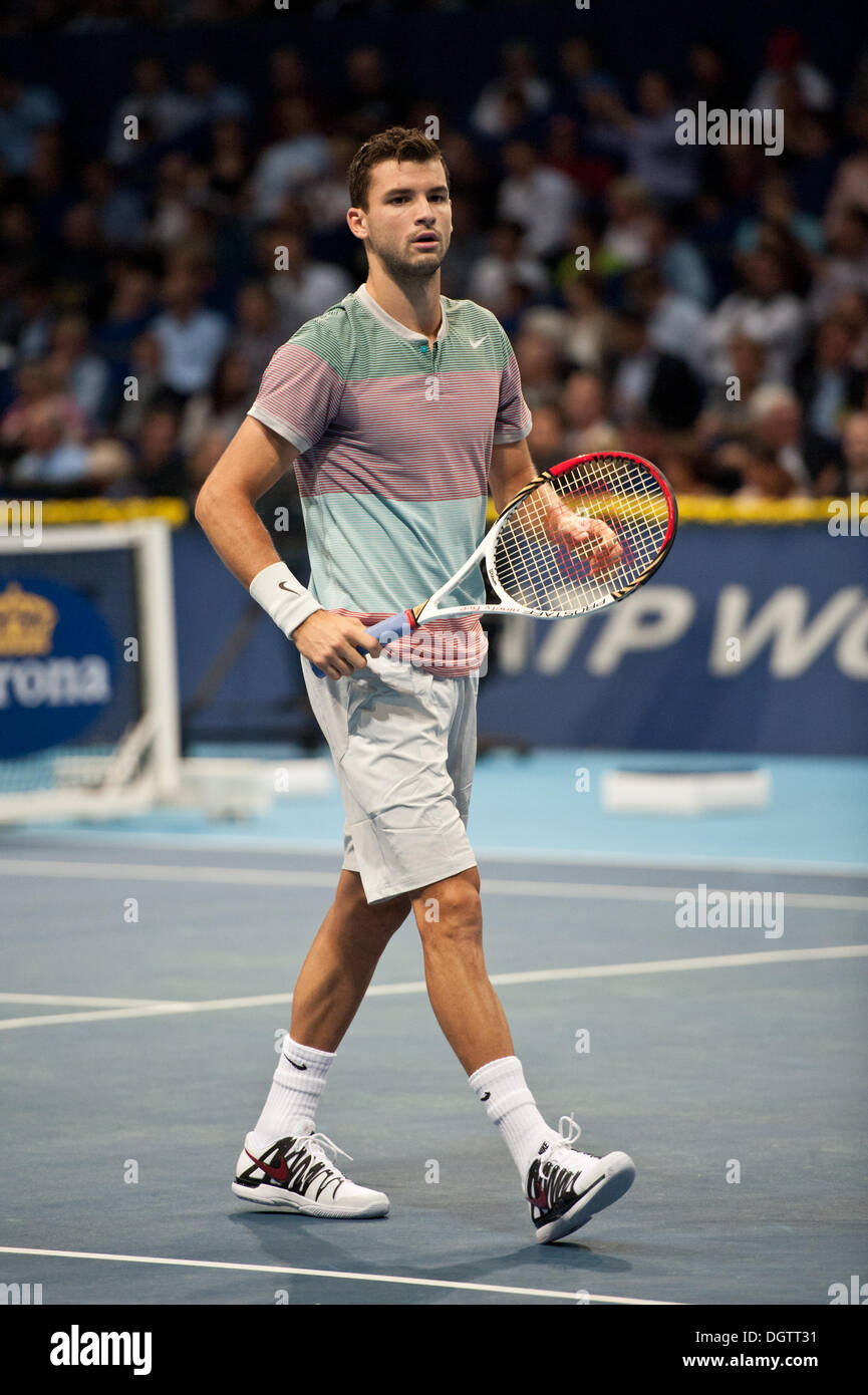 Basel, Svizzera. 25 ott 2013. Grigor Dimitrov (BUL) durante una partita dei quarti di finale della Swiss interni a St. Jakobshalle venerdì. Foto: Miroslav Dakov/ Alamy Live News Foto Stock
