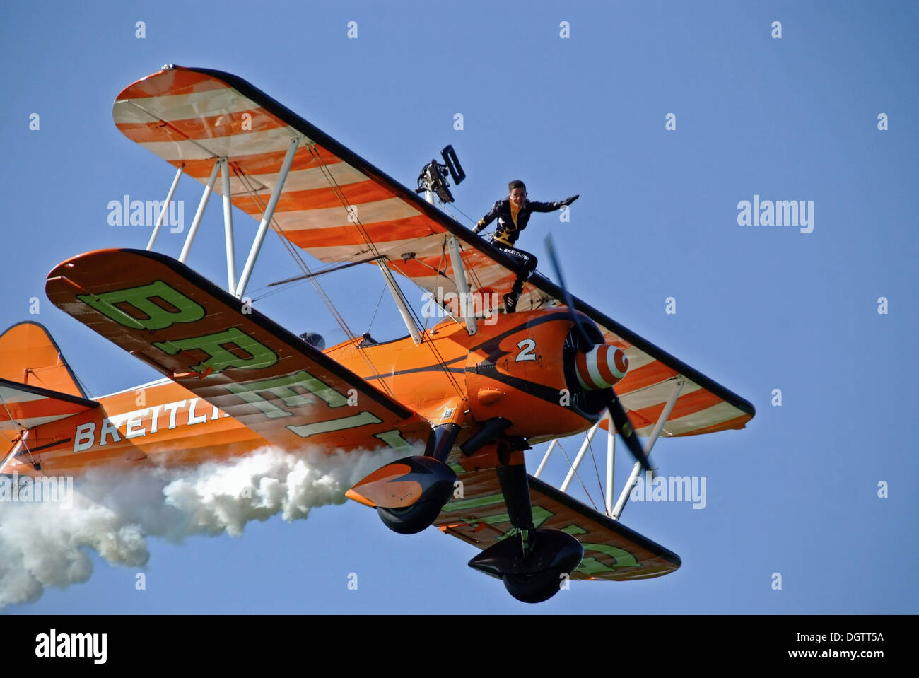 Breitling wing walkers acrobazia Team con il cielo azzurro a pistone e puntelli mostrano sywell Aerodrome Northamptonshire Foto Stock