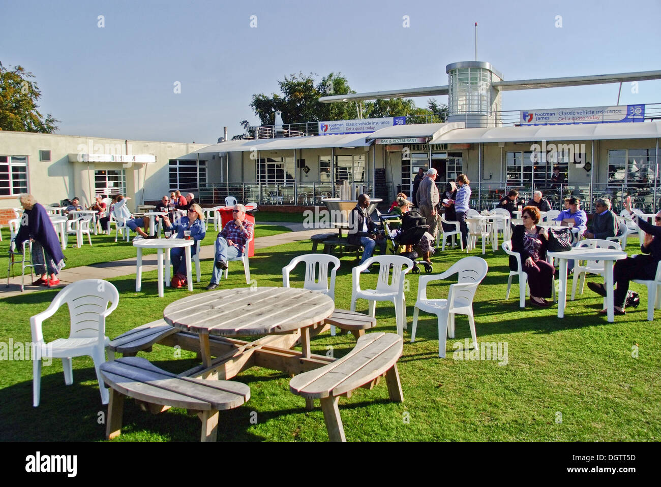 La gente socializzare con i giardini di The Aviator Hotel a Sywell Aerodrome Northamptonshire REGNO UNITO Foto Stock