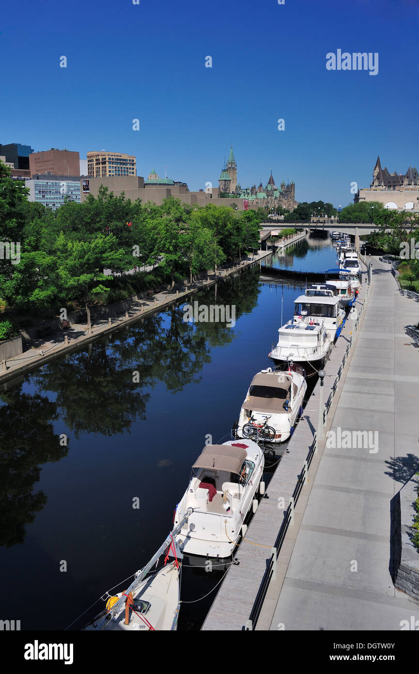 Vista del Canale Rideau, Ottawa, Canada, con il parlamento canadese edifici in background Foto Stock