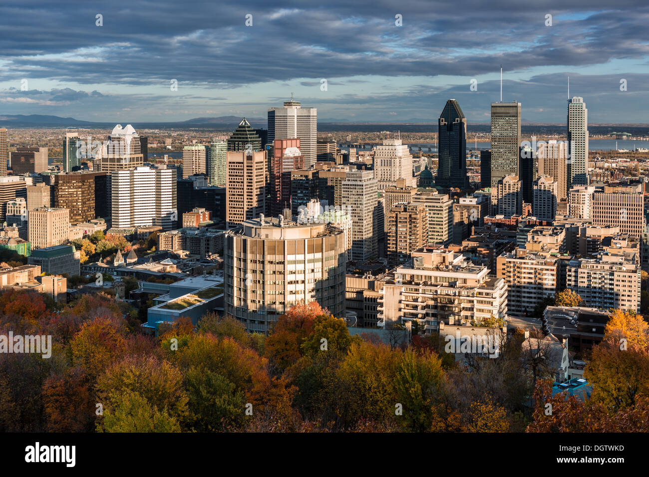 Lo skyline di Montreal vista da Mount Royal su un tardo ottobre pomeriggio. Foto Stock