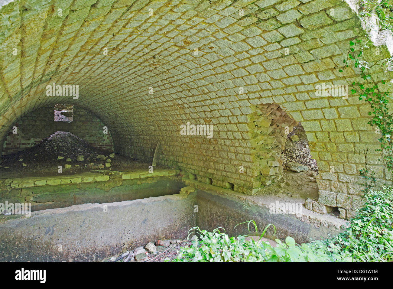 I dettagli all'interno di un archivio delle batterie de l hôpital Foto Stock