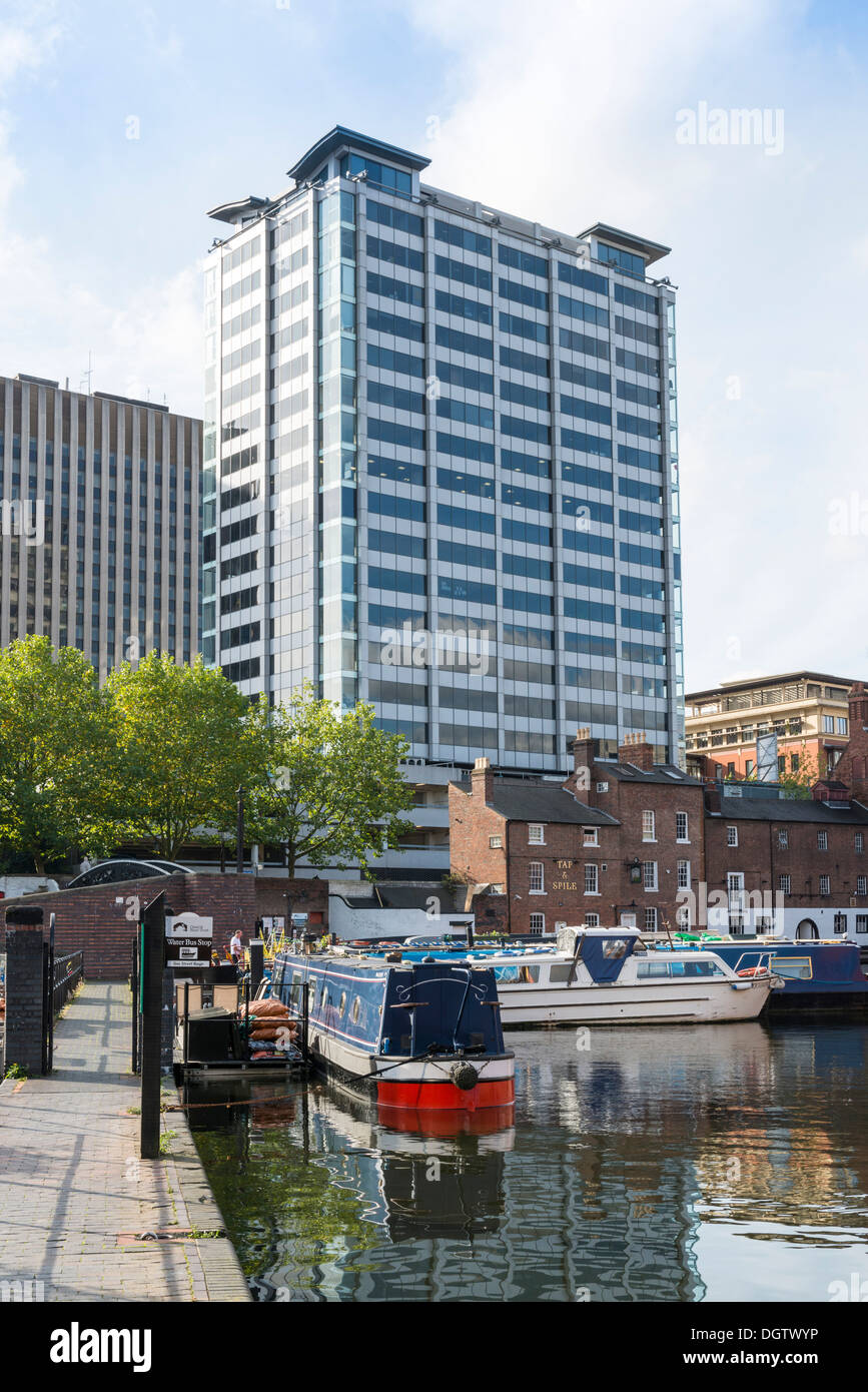 Il Quayside edificio come visto dal Gas Street Basin, Birmingham, West Midlands, England, Regno Unito Foto Stock