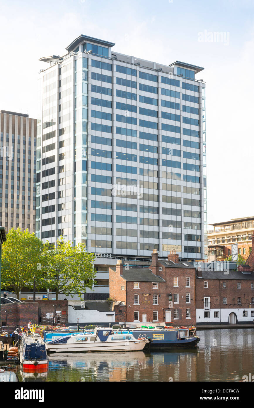 Il Quayside edificio come visto dal Gas Street Basin, Birmingham, West Midlands, England, Regno Unito Foto Stock