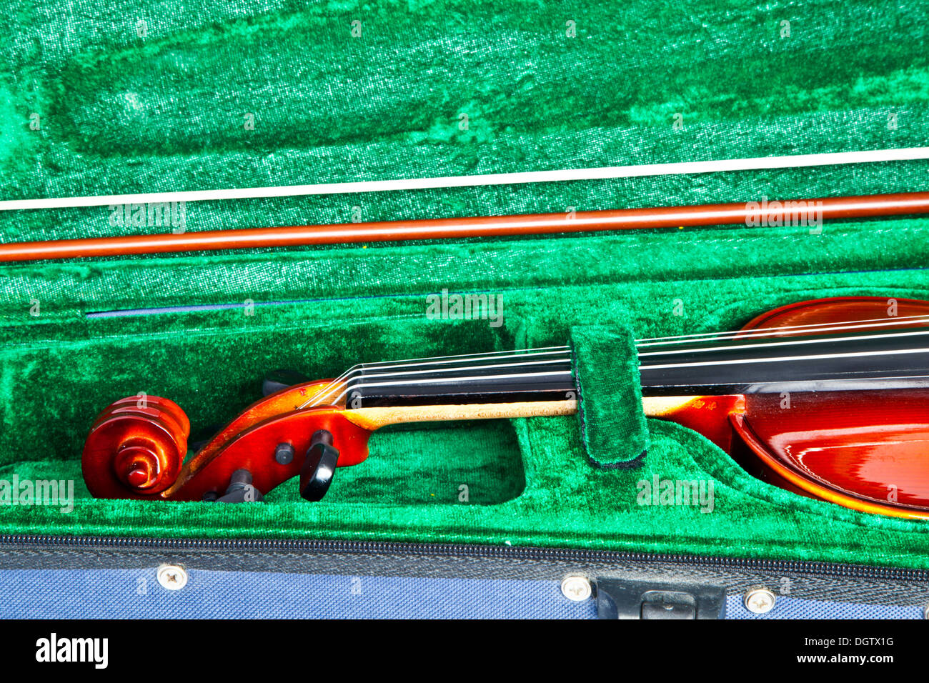 Violino di moderna custodia verde Foto Stock