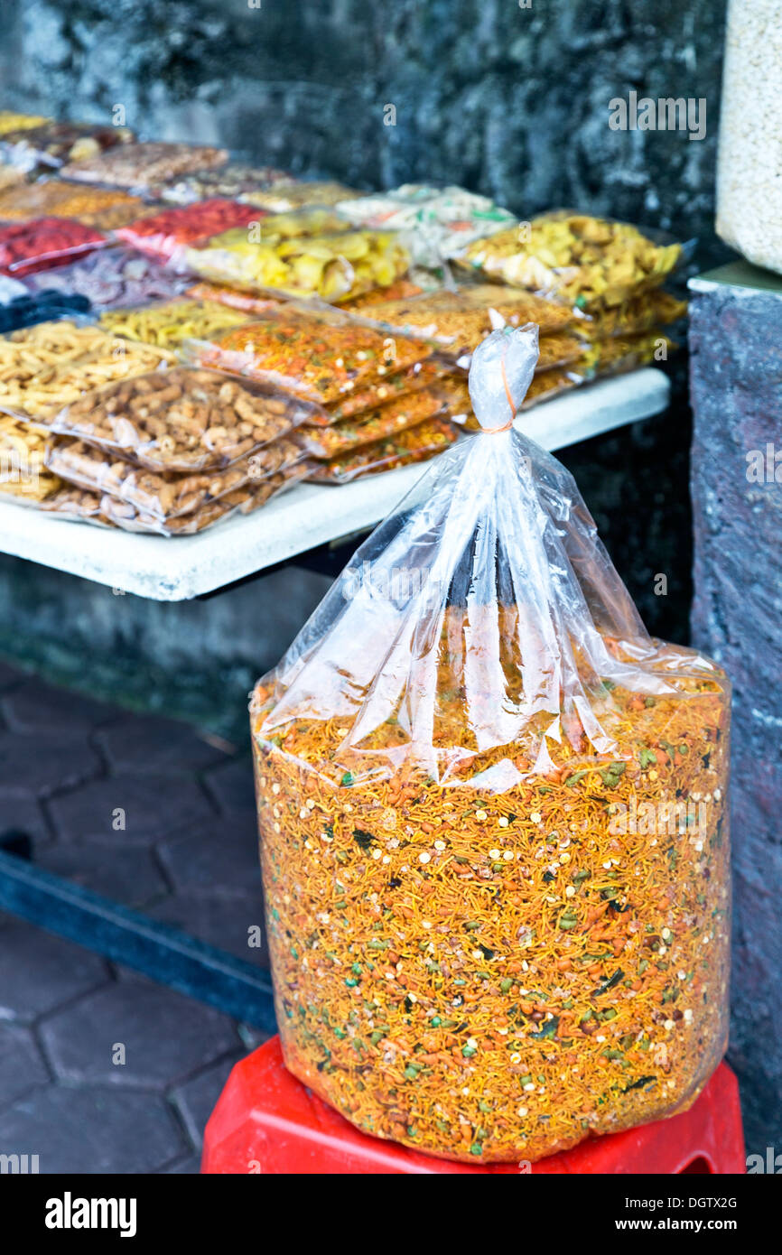 Grande borsa di Bombay Mix speziato indiano spuntini per la vendita a Grotte Batu, Selangor, Malaysia Foto Stock