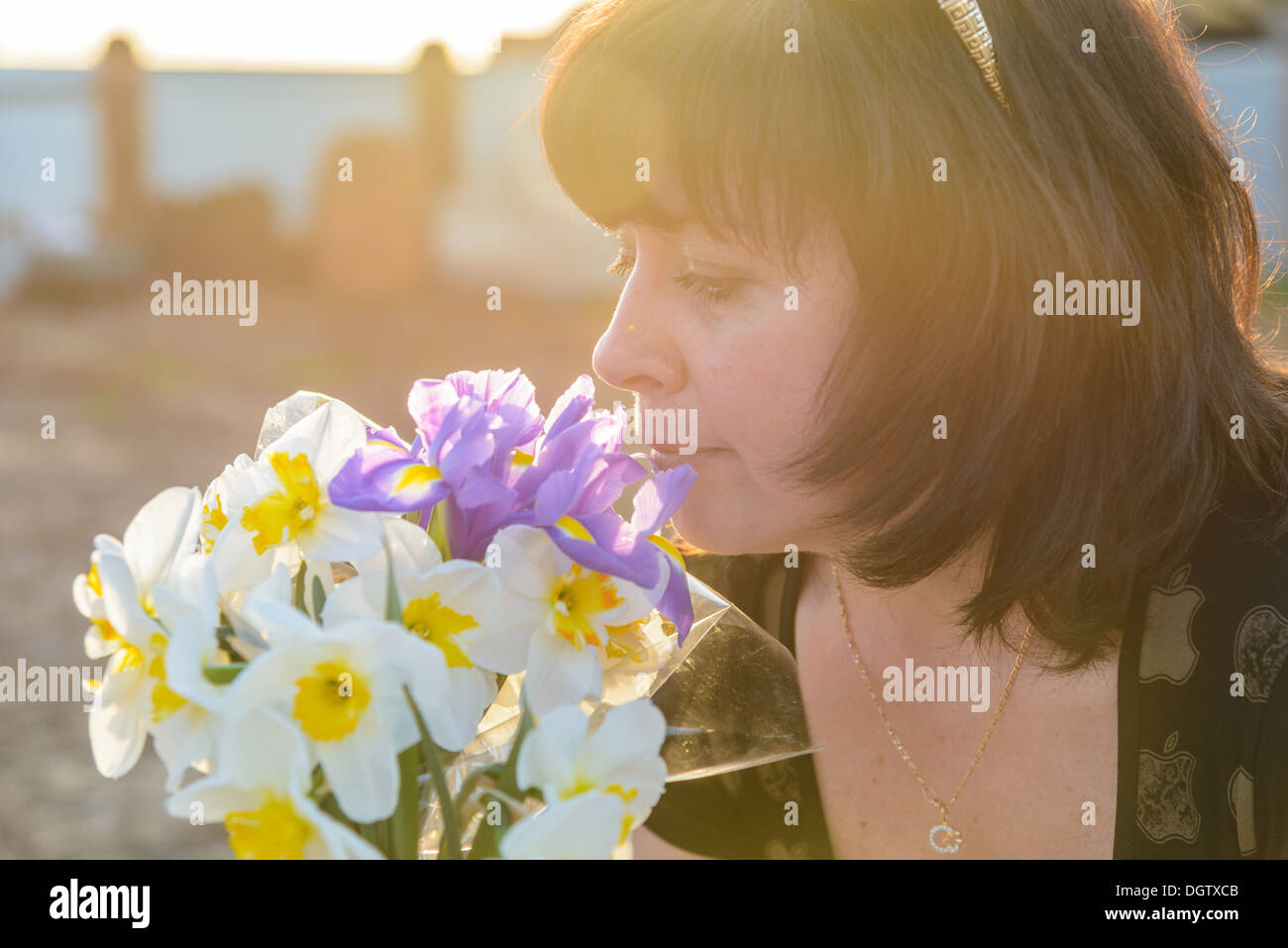 Donna di mezza età con fiori Foto Stock