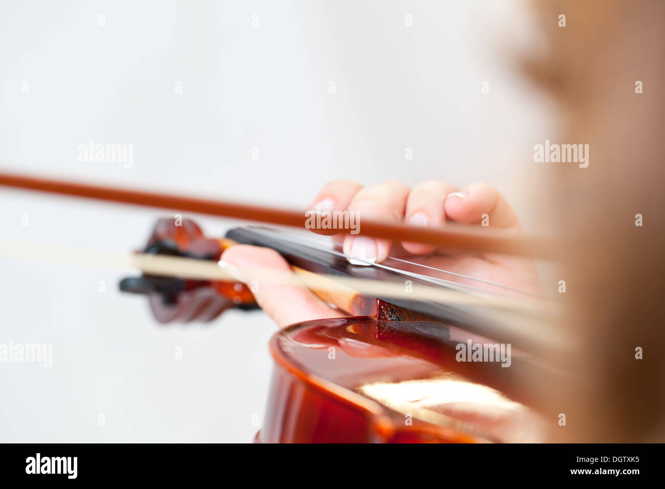 Il musicista suona il violino isolato su bianco Foto Stock