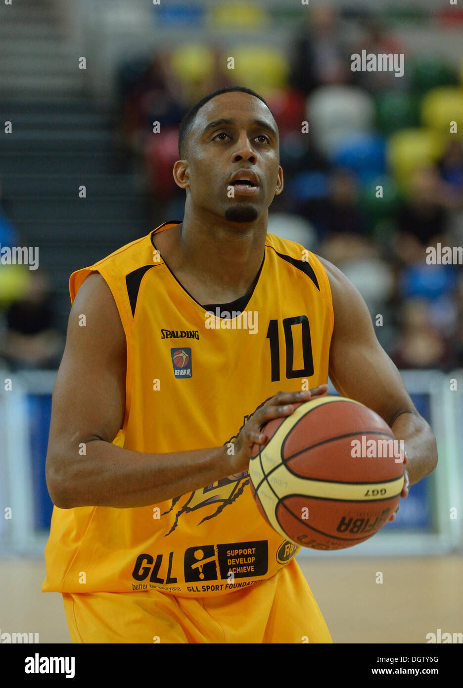 Londra, Regno Unito. 25 ott 2013. I Lions Perry Lawson Guard [10] spara contro il Plymouth Raiders durante la BBL partita di campionato tra Londra Lions e la Plymouth Raiders alla casella di rame Arena, Londra. I Lions hanno vinto la partita 100-92. © Stephen Bartolomeo/Alamy Live News Foto Stock