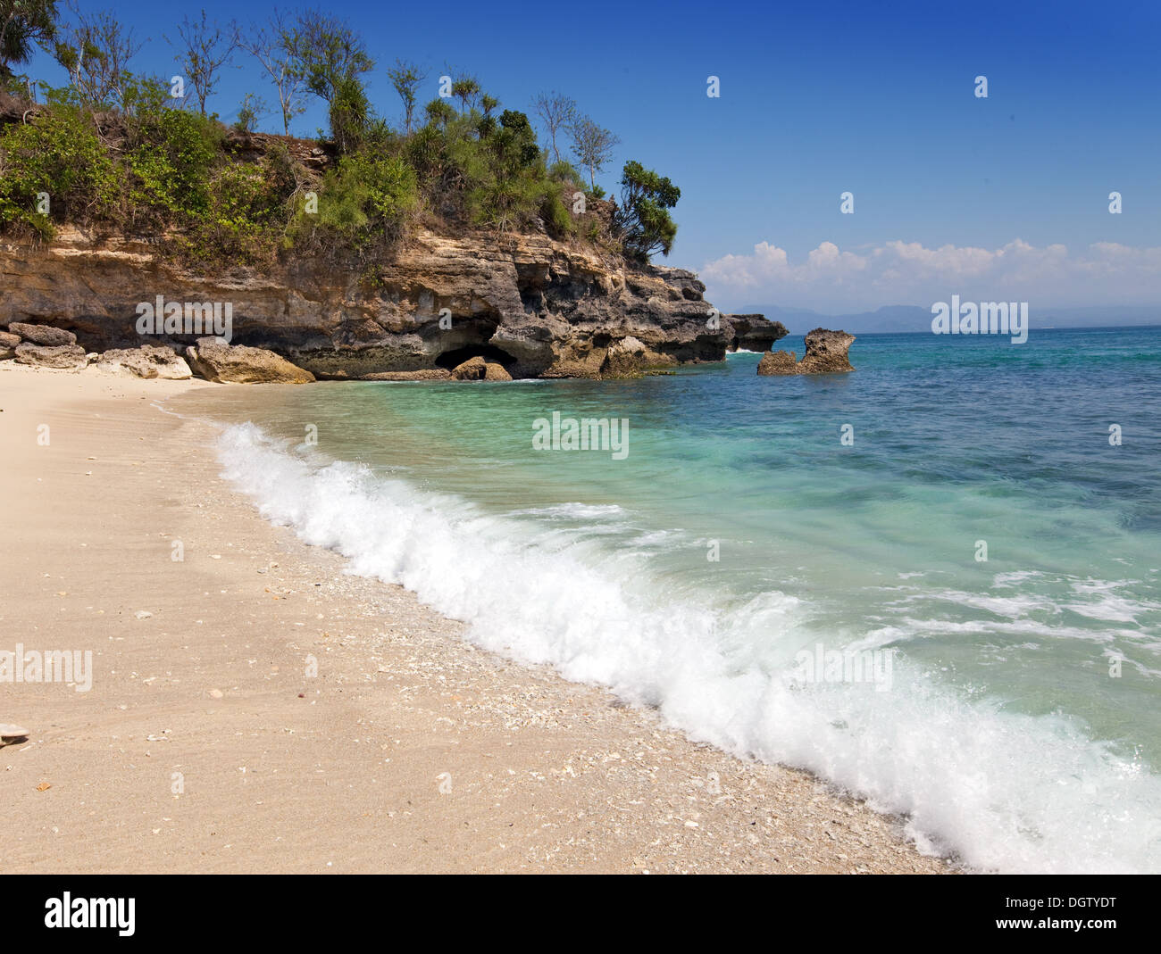 Le rocce in oceano, Indonesia Foto Stock