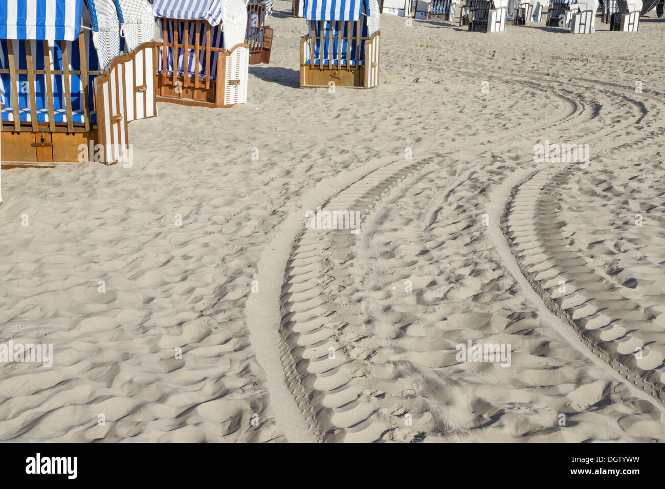 Tracce di pneumatici sulla spiaggia Foto Stock