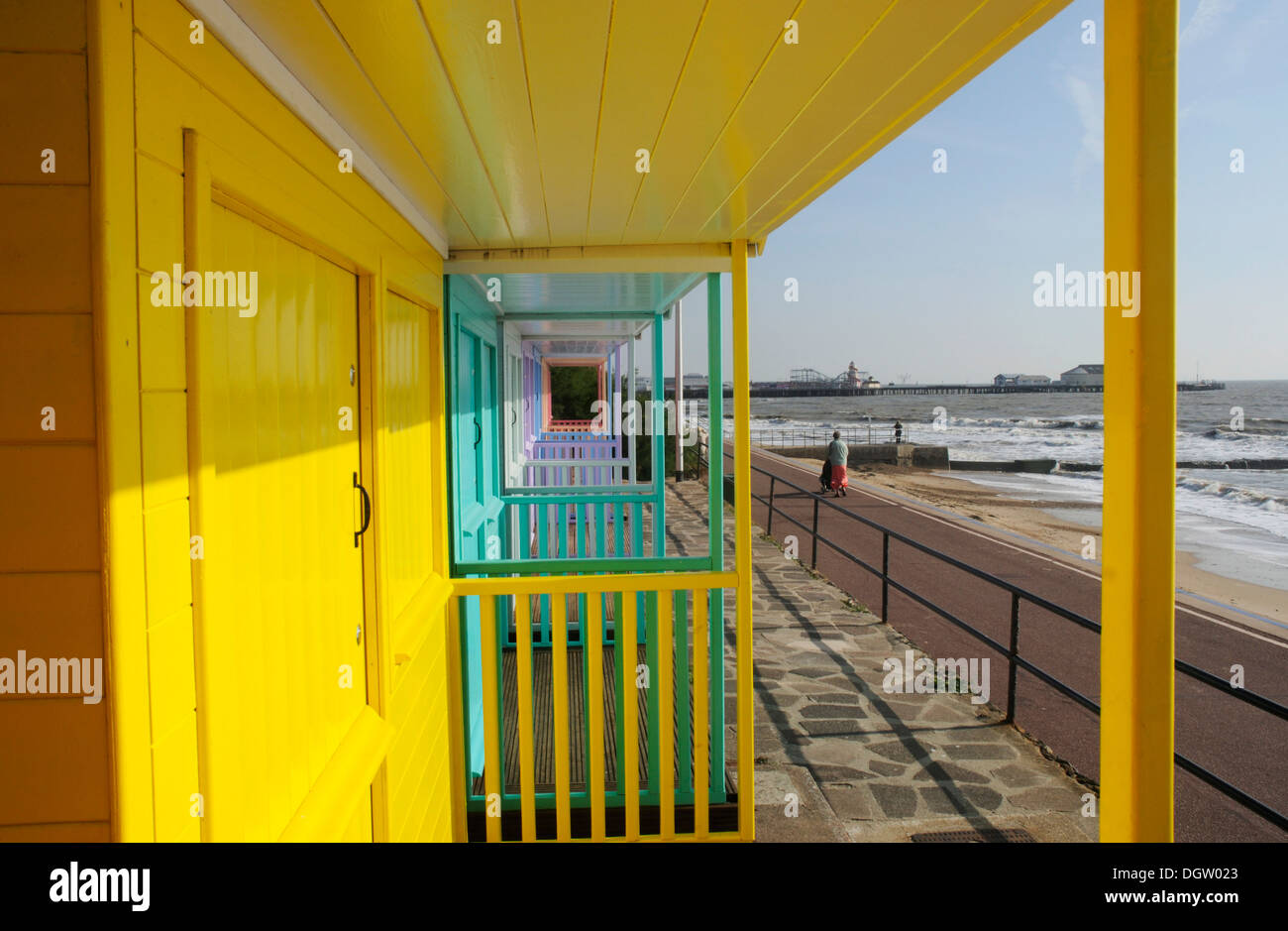 Spiaggia colorata di capanne a Clacton-on-Sea nell'Essex Foto Stock