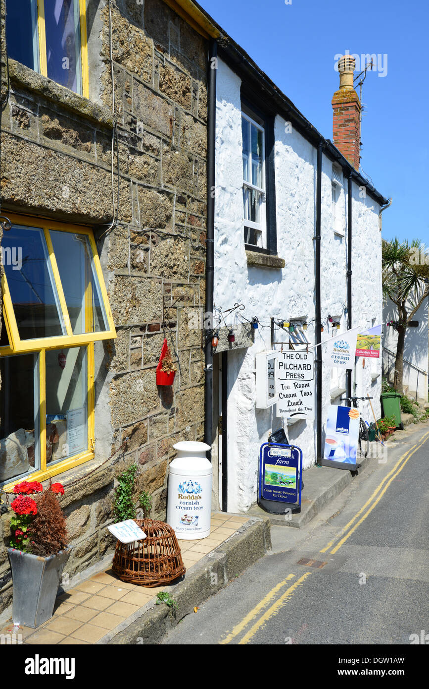 Sardelle vecchio posto, Old Quay Street, Mousehole, Cornwall, England, Regno Unito Foto Stock