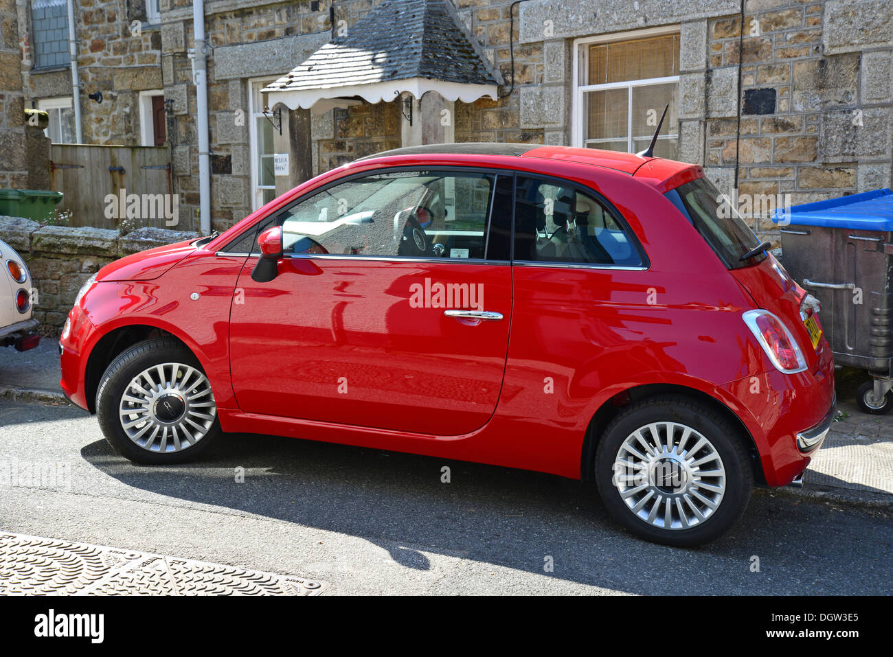 Rosso Fiat 500 nel Porto di Newlyn, Newlyn, Cornwall, England, Regno Unito Foto Stock