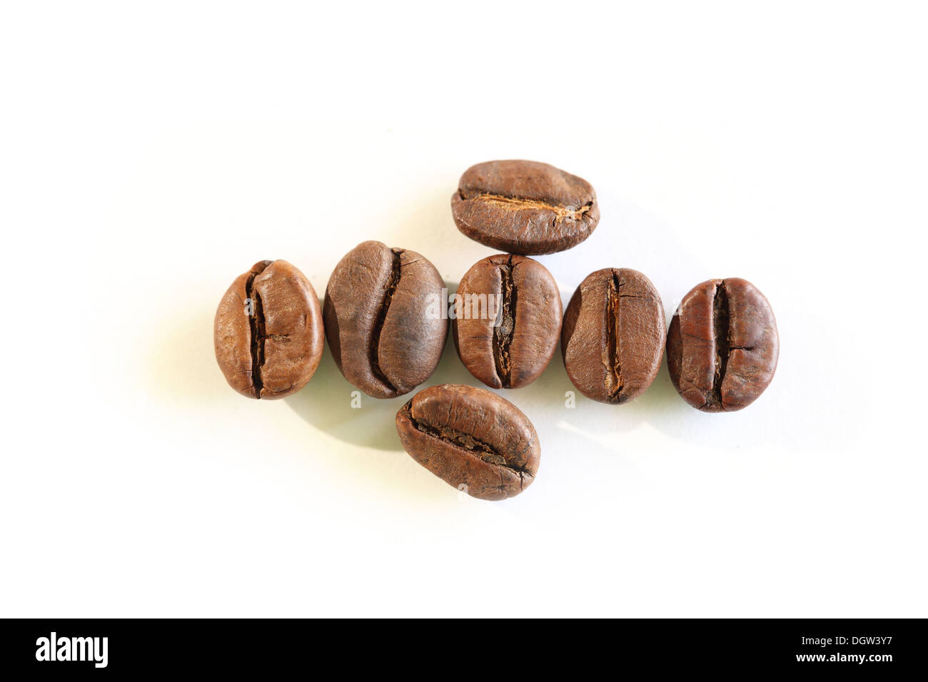 I chicchi di caffè su sfondo bianco Foto Stock