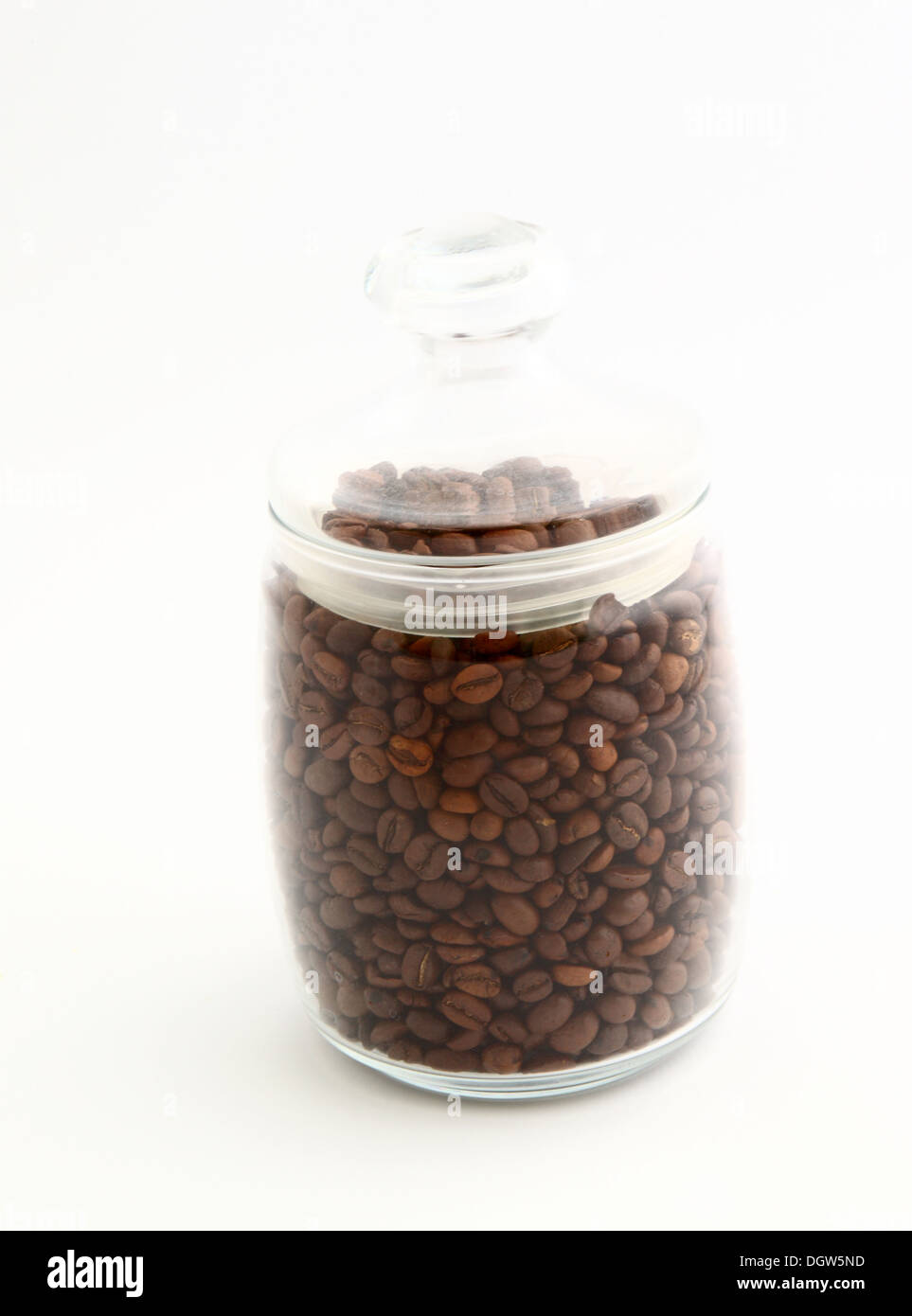 I chicchi di caffè in un vasetto di vetro Foto Stock